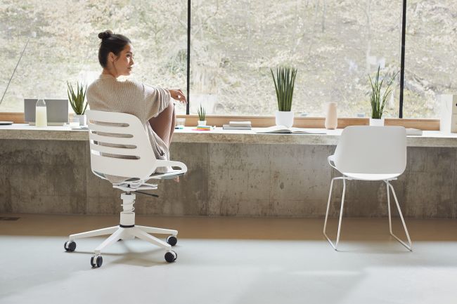 Numo Task mit Federbein, Dynamisch beweglicher Homeoffice-Arbeitsstuhl von Aeris