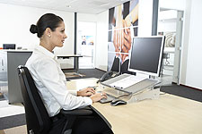 Dokumentenhalter FlexDesk 640: Tastatureingabe Der Vorlagenhalter FlexDesk 640 bei der Dateneingabe: Die Blickrichtung geht immer geradeaus, egal ob der Blick auf Bildschirm, Vorlage oder Tastatur gerichtet ist.