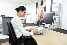 Dokumentenhalter FlexDesk 640: Pultfunktion Der Vorlagenhalter FlexDesk 640 mit herunter gezogener Arbeitsplatte. So entsteht ein Pult zum Lesen und Schreiben, die Tastatur verschwindet unter der Pultplatte.