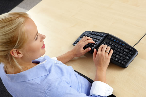 Goldtouch Adjustable ist eine geteilte, ergonomische Tastatur, die sowohl im horizontalen wie auch im vertikalen Winkel eingestellt werden kann.