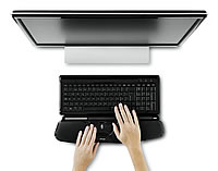 Die RollerMouse Computermaus liegt zentral vor der Tastatur. Dadurch ist der Weg zur Maus sehr kurz. Zudem kann sie mit beiden Händen bedient werden. Die Abbildung zeigt die Ausführung "Free" in schwarz mit Handauflagekissen. Die Tastatur ist nicht Teil des Lieferumfangs.