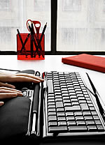 Die Abbildung zeigt die freiliegende Rollstange der RollerMouse Free. So kann die Rollstange auf der gesamten Breite der Tastatur benützt werden.