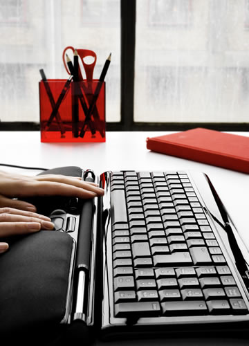 Die Abbildung zeigt die freiliegende Rollstange der RollerMouse Free. So kann die Rollstange auf der gesamten Breite der Tastatur benützt werden.