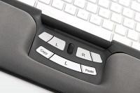 BarMouse: Detailansicht der ergonomischen Maus, die vor der Tastatur liegt Detailansicht der Barmouse: Die bewegliche Rollerbar liegt vor der Tastatur und davor befinden sich die Maustasten.