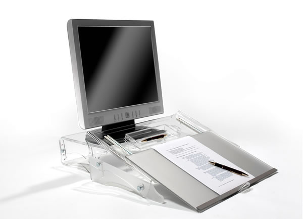 FlexDesk Dokumentenhalter mit zusätzlicher Funktion als Lese- und Schreibpult. Die Abbildung zeigt FlexDesk mit vorgeschobener Pultplatte, so dass die Pultplatte zum Lesen und Schreiben geeignet ist (Monitor und Monitorträger sind nicht Teil des Lieferumfangs).