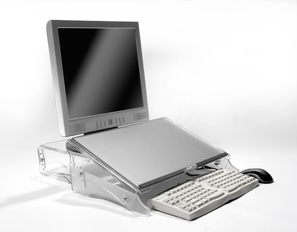 FlexDesk Dokumentenhalter mit zusätzlicher Funktion als Lese- und Schreibpult. Die Abbildung zeigt FlexDesk in Aktion als Dokumentenhalter für die PC-Eingabe (Monitor mit Monitorträger, Tastatur und Maus sind nicht Teil des Lieferumfangs).