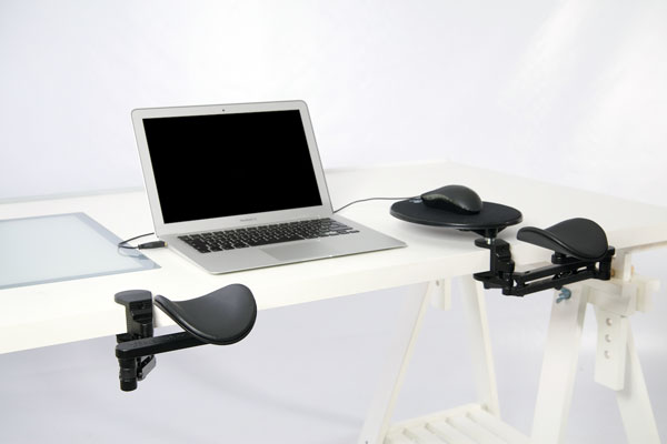 Die Ergorest Unterarmstütze: links die Standardausführung, rechts die Ausführung mit Mauspad