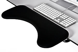 Die E-Rest Tischlehne wird an der vorderen Tischkante eingehängt