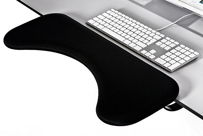 Die E-Rest Tischlehne wird an der vorderen Tischkante eingehängt