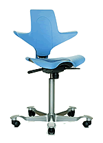 Sattelstuhl Hag Capisco Puls, Modell 8010, in Hellblau.