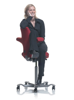 Mit dem HÅG Capisco Sattelstuhl sind vielfältige Sitzpositionen möglich: seitliches Sitzen