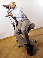 Der Bürostuhl HAG H05, Modell 5500, in Aktion: Eine Einladung zu vielfältigen Bewegungen. Die Swingback-Armlehnen und die Kopfstütze sind Zusatzausstattung.