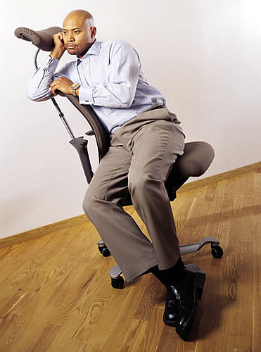 Der Bürostuhl HAG H05, Modell 5500, in Aktion: Eine Einladung zu vielfältigen Bewegungen. Die Swingback-Armlehnen und die Kopfstütze sind Zusatzausstattung.