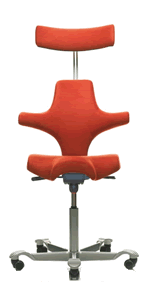 Den Sattelstuhl Klassiker Capisco gibt es seit einigen Jahren jetzt auch mit einer Kopflehne (Modell 8107). Design Peter Opsvik.