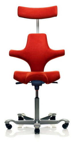 Den Sattelstuhl Klassiker Capisco gibt es seit einigen Jahren jetzt auch mit einer Kopflehne (Modell 8107). Design Peter Opsvik.