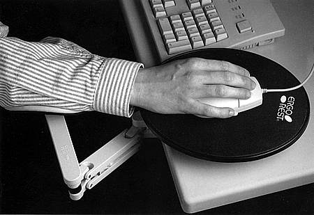 Ergorest Unterarmstütze für die Computerarbeit. Die Abbildung zeigt die Ausführung mit Maustisch.
