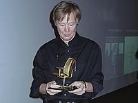 movement - die Peter Opsvik Ausstellung
Designer Peter Opsvik mit einem goldenen HÅG H05 Stuhl

Foto: © Stefan Risse