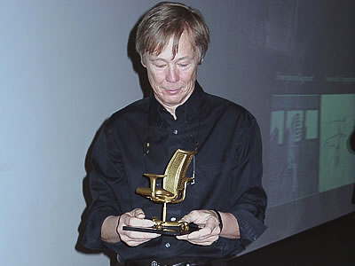 movement - die Peter Opsvik Ausstellung
Designer Peter Opsvik mit einem goldenen HÅG H05 Stuhl

Foto: © Stefan Risse