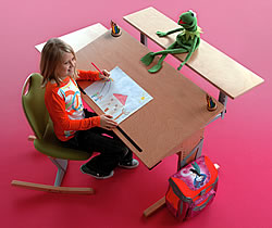 Der Kinderschreibtisch Moizi 17 und der Kinderstuhl Moizi 6 stecken jugendliche Wachstumsphasen spielend weg, denn sie sind vielfach höhenverstellbar.