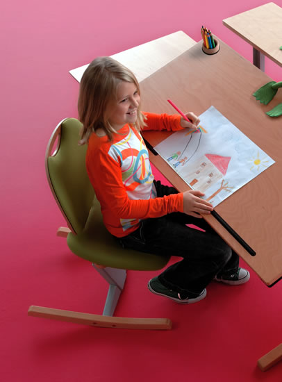 Der ergonomische Kinderstuhl Moizi 6 ist vielfach verstellbar und sorgt für viel Bewegung beim Sitzen.