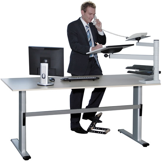 Das Stehpult zum Nachrüsten: Desk von Officeplus. Innovative Lösungen für mehr Bewegung am Arbeitsplatz.