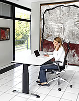 Sitzen: Ergon Tischgestell Master höhenverstellbar Arbeiten im Sitzen mit dem höhenverstellbaren Tischgestell Ergon Master: Der Wechsel zwischen Stehen und Sitzen (Steh-Sitz-Dynamik) verringert die Belastungen, die durch langes Sitzen oder Stehen entstehen.