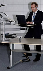 Tisch-Stehpult Desk macht aus dem Tisch ein Pult Mit dem Stehpult-Aufsatz Desk von Officeplus machen Sie aus jedem Schreibtisch einen Steh-Sitz-Arbeitsplatz.