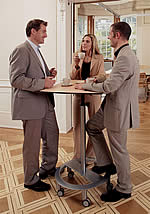 Das Stehpult Drive von Officeplus ist ideal für Besprechungen oder Pausen im kleinen Kreis.