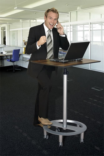 Mehr Bewegung und Dynamik im Arbeitsalltag mit einem Stehpult Drive von Officeplus