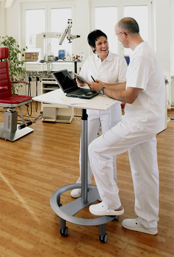 Ein Stehpult kann an vielen unterschiedlichen Arbeitsplätzen die Arbeit erleichtern. Die Abbildung zeigt das Stehpult Drive in einer Arztpraxis.