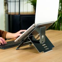 zur Produktbeschreibung Laptop und Tablet Halter Laptopständer Riser von R-Go in schwarz mit aufgestelltem Laptop
