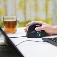 Mit einer Vertikalmaus (im Bild die HE Maus von R-Go Tools) ist die Körperhaltung wesentlich besser als mit einer konventionellen Maus.