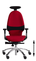 Bürostuhl: Einstellung der Sitzhöhe

Die Sitzhöhe ist dann richtig eingestellt, wenn Ihr Oberschenkel eine zum Knie hin abfallende Linie bildet, das Knie also tiefer als Ihre Hüfte liegt. Eine auf dem Oberschenkel liegende Murmel sollte in Richtung Knie rollen.

Foto: RH Chairs (Modell Extend), Bearbeitung: Stefan Risse, alle Rechte vorbehalten