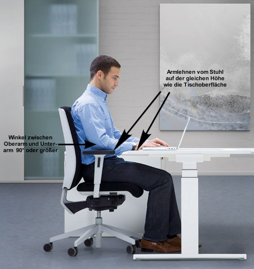 Schreibtisch: Einstellung der Höhe im Sitzen

Wenn Ihr Bürostuhl Armlehnen besitzt, die gut angepasst werden konnten, entspricht die richtige Schreibtischhöhe der Armlehnenhöhe. Die Oberflächen von Armlehnen und Tisch bilden eine durchgehende Ebene.

Ansonsten wählen Sie die Höheneinstellung, mit der Sie den entspanntesten Zustand in der Schulter-Nackenmuskulatur erreichen, wenn Sie am Tisch sitzen. Der Unterarm liegt entweder waagerecht auf dem Schreibtisch auf oder fällt leicht zum Handgelenk hin ab.

Foto: Leuwico, Bearbeitung: Stefan Risse, alle Rechte vorbehalten