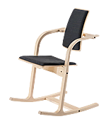 Bequem Sitzen auf dem Actulum: Flexible Rückenlehne, einstellbares Sitzpolster und Kufen für vielfältige Sitzpositionen.