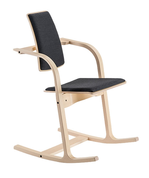 Bequem Sitzen auf dem Actulum: Flexible Rückenlehne, einstellbares Sitzpolster und Kufen für vielfältige Sitzpositionen.