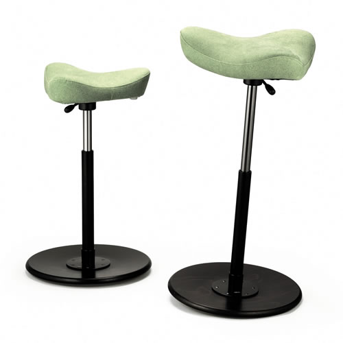 Die Stehhilfe Move von Varier (ehemals Stokke) gibt es mit Gasfedern in unterschiedlichen Längen.