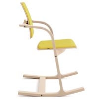 zur Produktbeschreibung Actulum Der Kufenstuhl Varier Actulum / Stokke Actulum mit Gestell natur und gelbem Stoffbezug