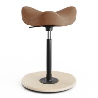 zur Produktbeschreibung Move Die Stehhilfe Varier Move / Stokke Move mit naturfarbenem Fuß-Gestell und Stoffbezug in braun